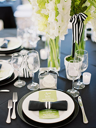 Черно-белая полоска на свадьбе - сервировка стола